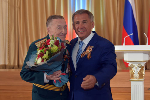 Р.Миңнеханов хезмәт алдынгыларына, сугыш ветераннарына дәүләт бүләкләре тапшырды