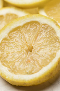 Аякны көзән җыерудан лимон ярдәм итә