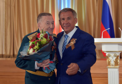 Р.Миңнеханов хезмәт алдынгыларына, сугыш ветераннарына дәүләт бүләкләре тапшырды