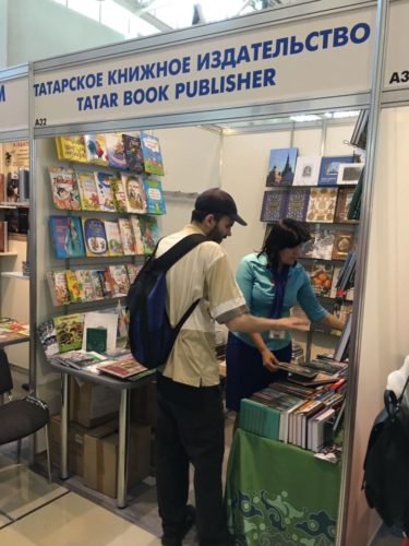 Илдар Сәгъдәтшин Мәскәүдәге китап ярминкәсендә иң күп сатылган китапларны атады