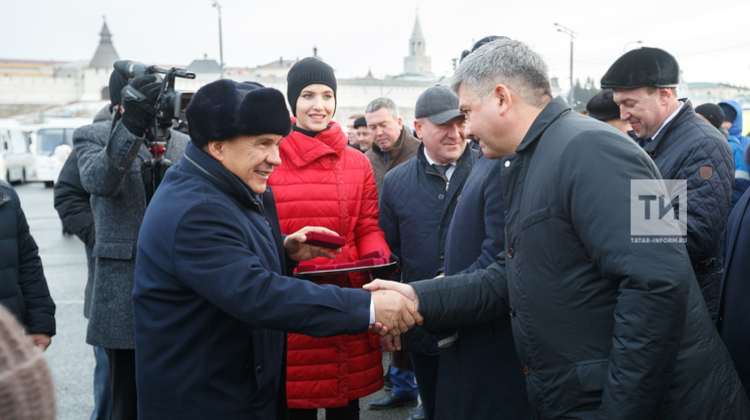 Рөстәм Миңнеханов район мәктәпләре һәм хастаханәләренә яңа автомобильләр тапшырды