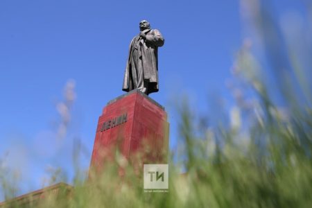 Күңлем Ленин белән сөйләшә