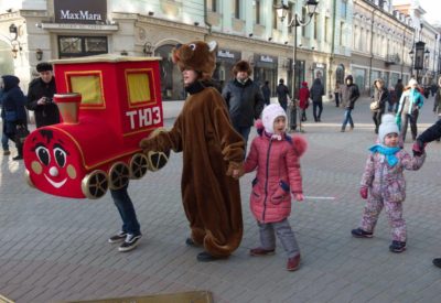 Казанның Бауман урамында Казан яшь тамашачы театры бәйрәм оештыра